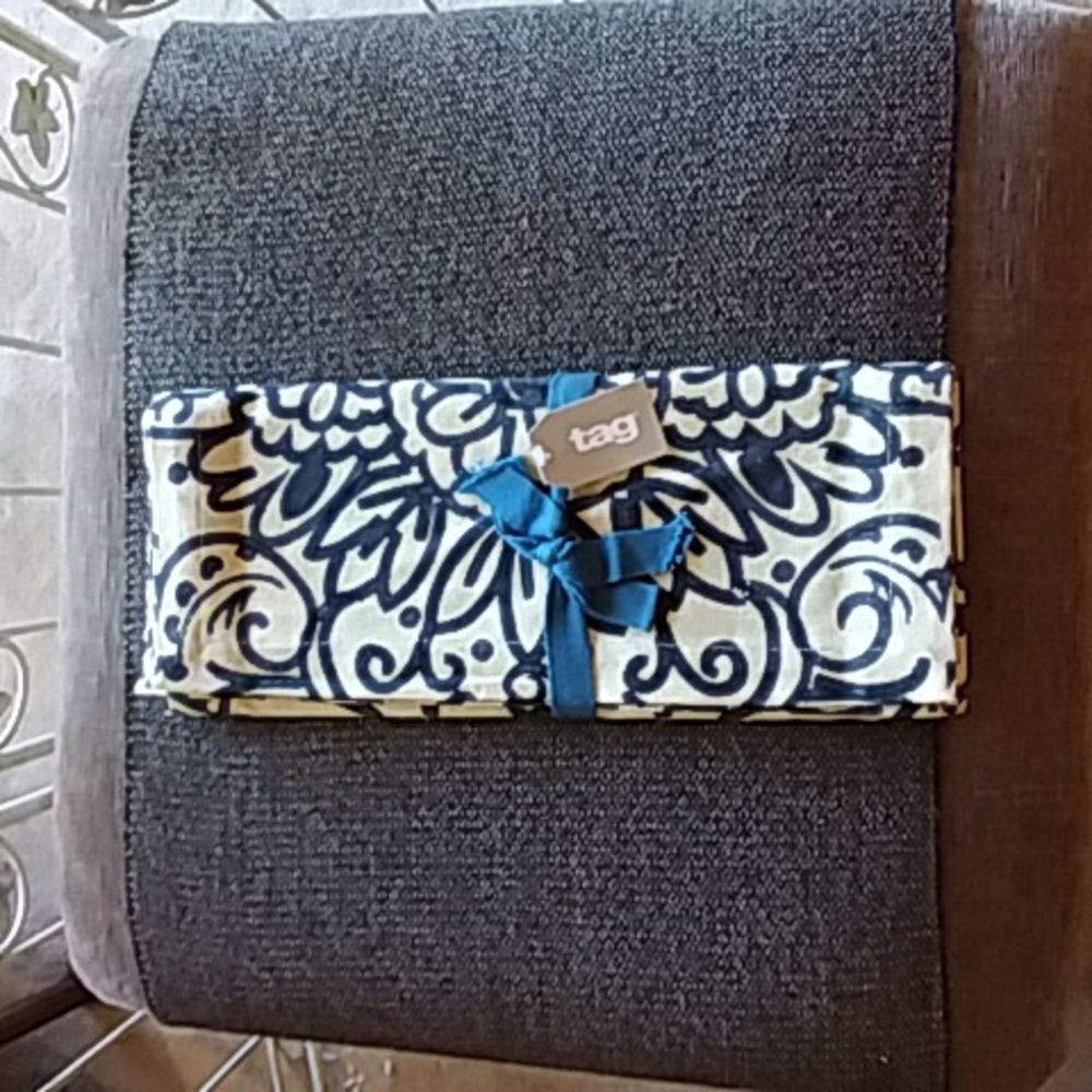NWT Tag Table Runnee